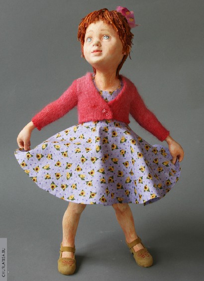 «Ласковая девочка», папье-маше, высота 20 см. Авторская кукла Ларисы Чуркиной.