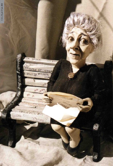 «Странная миссис Сэвидж», папье-маше, высота 30 см. Скамейка исписана «народными»<br> высказываниями от Фаины Раневской. Авторская кукла Ларисы Чуркиной.