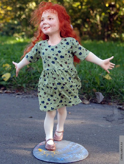 «Девчонка», папье-маше, высота 35 см, авторская кукла Ларисы Чуркиной.