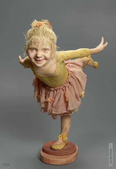 «Маленькая балерина», высота 42 см, многослойное папье-маше, роспись акрилом.