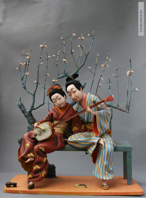 «Влюбленные, играющие на одном сямисэне», фарфор, папье-маше,<br> высота 33 см, японская кукла. Авторская работа Ларисы Чуркиной.