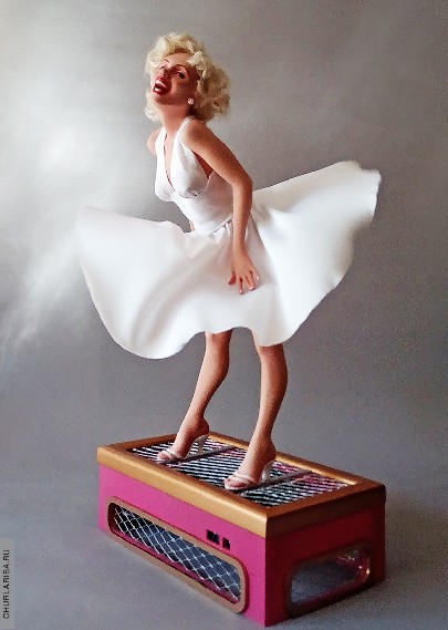 «Мэрилин Монро» — интерактивная авторска кукла Ларисы Чуркиной. <br>
 Встроенный датчик включает «ветер из подземки» на 10 с.<br>Фигурка из литьевой пластмассы высотой 33 см. <br>
